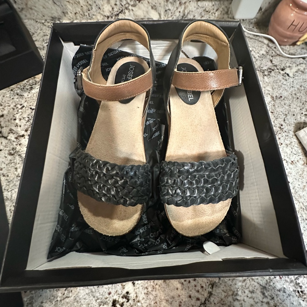 New Josef Seibel, Women’s Clea 16 Woven Leather Platform Sandal 2” Black/Tan 8 - Picture 2 of 12